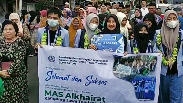 Siswa Madrasah Aliyah Swasta (MAS) Alkhairaat Kampung Jawa Tondano di Kabupaten Minahasa, Sulawesi Utara (Sulut) diarak keliling kampung usai mencetak prestasi tingkat nasional.