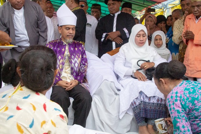 Sultan Ternate, Hidayatullah Sjah dan permaisuri mengikuti ritual joko kaha atau injak tanah saat Doru Gam di Soa Takome. Foto: Asrul Abdurrahim/cermat