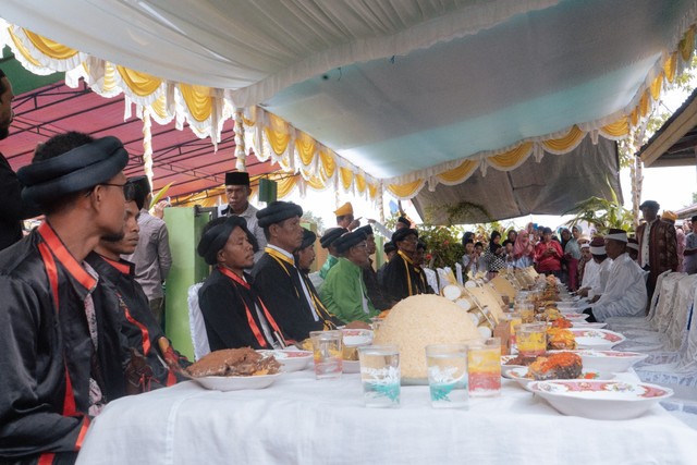 Sejumlah perangkat adat dari Pulau Taliabu saat mengikuti Sultan Ternate, Hidayatullah Sjah, melakukan Doru Gam di Soa Takome. Foto: Asrul Abdurrahim/cermat