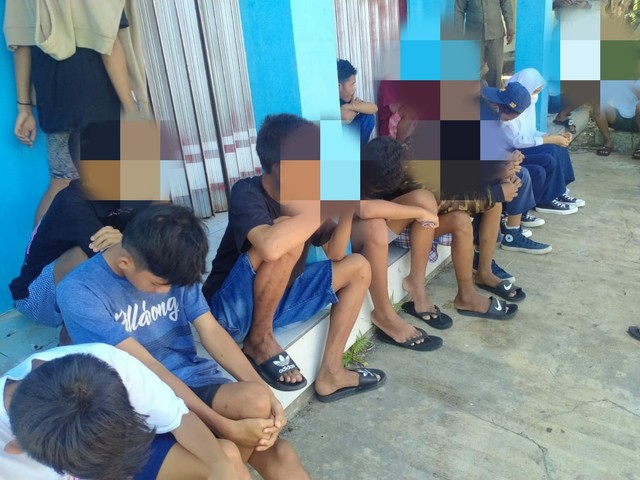 Sejumlah remaja yang diamankan saat kedapatan mengonsumsi lem Aibon di Ternate. Foto: Istimewa