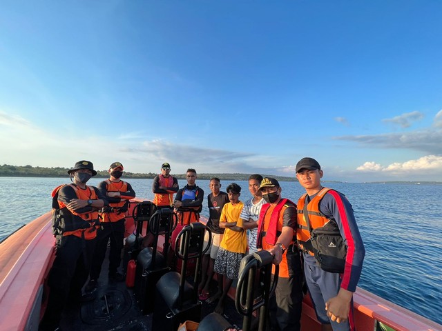 Keterangan foto: Penyelamatan 2 orang nelayan yang hilang kontak oleh Tim Kantor SAR Kupang.