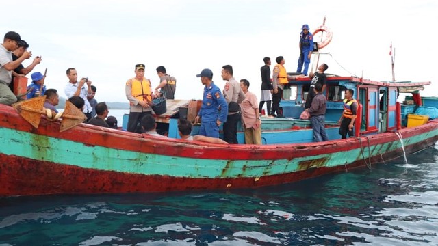 Personel Polairud Polres Simeulue dipimpin Kapolres AKBP Jatmiko menangkap kapal pengguna bom ikan asal Sibolga, Sumut. Foto: Dok. Polres Simeulue