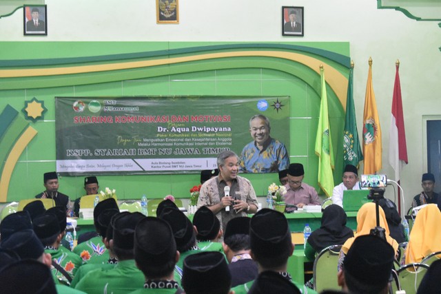 Pakar Komunikasi dan Motivator Nasional Dr Aqua Dwipayana di awal menyampaikan Sharing Komunikasi dan Motivasi di Baitul Maal Wattamwil Nahdlatul Utama (BMT NU) Jawa Timur. dok