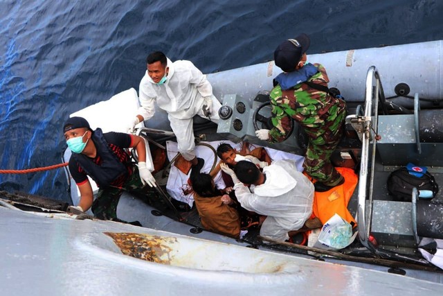 Anggota TNI AL mengevakuasi korban selamat dari tenggelamnya KM Ladang Pertiwi Dua di Selat Makassar, Sulawesi Selatan, Minggu (29/5/2022).  Foto: Basarnas/HO/ANTARA FOTO