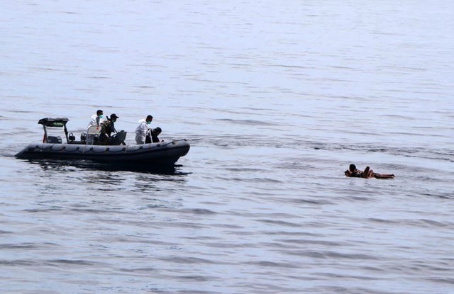 Anggota TNI AL mengevakuasi korban selamat dari tenggelamnya KM Ladang Pertiwi Dua di Selat Makassar, Sulawesi Selatan, Minggu (29/5/2022).  Foto: Basarnas/HO/ANTARA FOTO