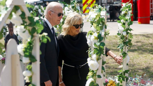 Presiden AS Joe Biden dan ibu negara Jill Biden memberikan penghormatan di memorial Robb Elementary School di Uvalde, Texas, AS. Foto: Jonathan Ernst/REUTERS