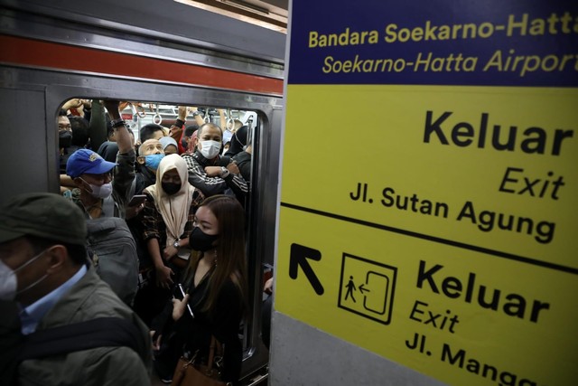 Suasana kepadatan penumpang di Stasiun Manggarai, Jakarta, Senin (30/5/2022). Foto: Aditia Noviansyah/kumparan