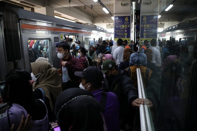 Suasana kepadatan penumpang di Stasiun Manggarai, Jakarta, Senin (30/5/2022). Foto: Aditia Noviansyah/kumparan