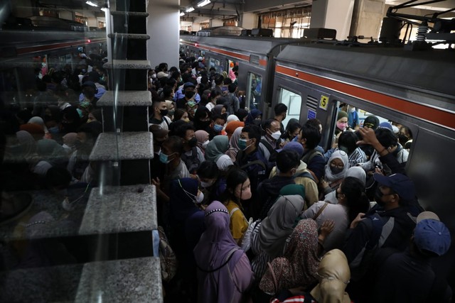 Suasana kepadatan penumpang di Stasiun Manggarai, Jakarta, Senin (30/5/2022). Foto: Aditia Noviansyah/kumparan