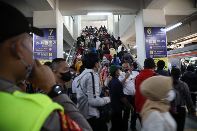 Suasana kepadatan penumpang di Stasiun Manggarai, Jakarta, Senin (30/5/2022). Foto: Aditia Noviansyah/kumparan