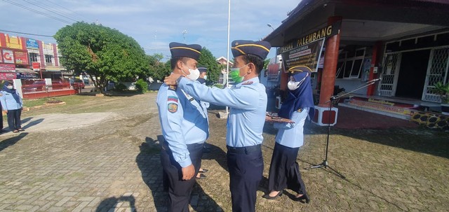 Parulian Hutabarat menyematkan kenaikan tanda pangkat baru