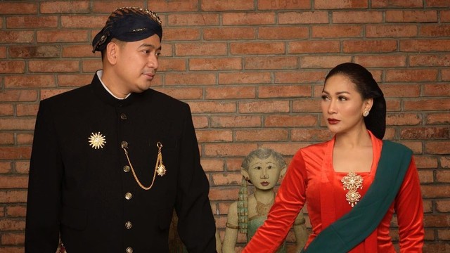 Raden Brotoseno bersama istri, Tata Janeeta. Foto: Instagram/@tatajaneetaofficial