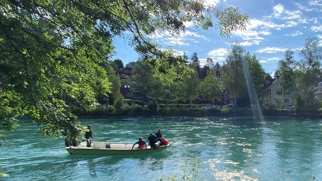 Pencarian Emmeril Kahn Mumtadz di sepanjang sungai Aare, kota Bern, Swiss, berlanjut di hari ke empat, Minggu (29/5/2022). Foto: KBRI Swiss