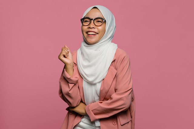 Ilustrasi tampilan modis dengan hijab putih. Foto: boxstock/Shutterstock