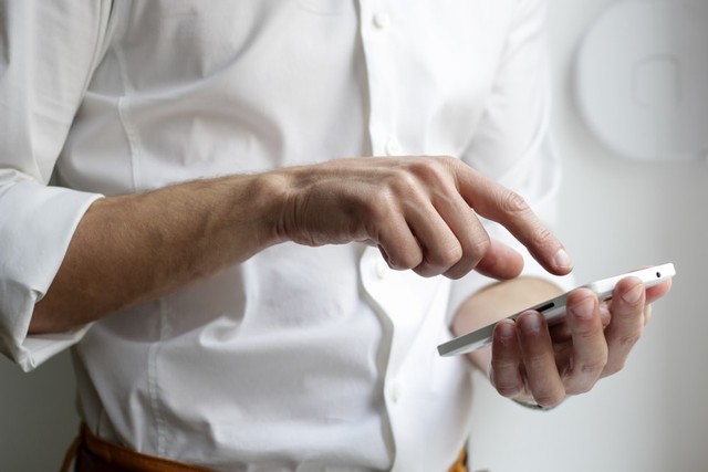 Ilustrasi menggunakan aplikasi peringkas teks di Android. Foto: Unsplash.com