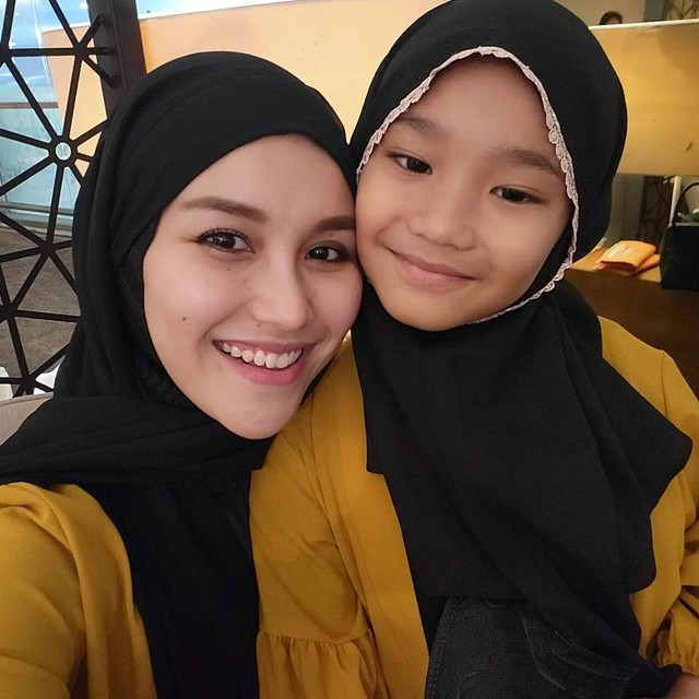 Ayu Ting Ting dan keluarga berangkat Umrah. Foto: Instagram @ayutingting92