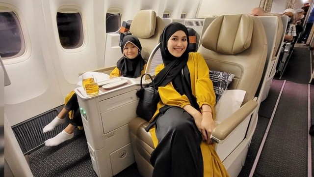 Ayu Ting Ting dan keluarga berangkat Umrah. Foto: Instagram @ayutingting92