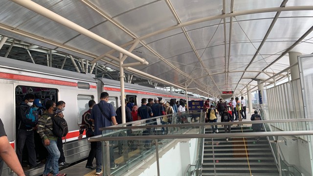 Situasi mobilitas penumpang di Stasiun Manggarai, Jakarta Selatan, Senin (30/5/2022). Foto: Nugroho GN/kumparan