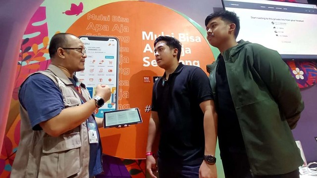 (Ki-ka) Senior Vice President Wholesale Solution BNI Indra, Gunawan bersama Jerome Polin Sijabat, dan Founder of Menantea Group Jehian Panangian Sijabat tengah bertanya terkait dengan BNI Bisnis Digital di sela-sela BNI Java Jazz Festival 2022. Foto: BNI