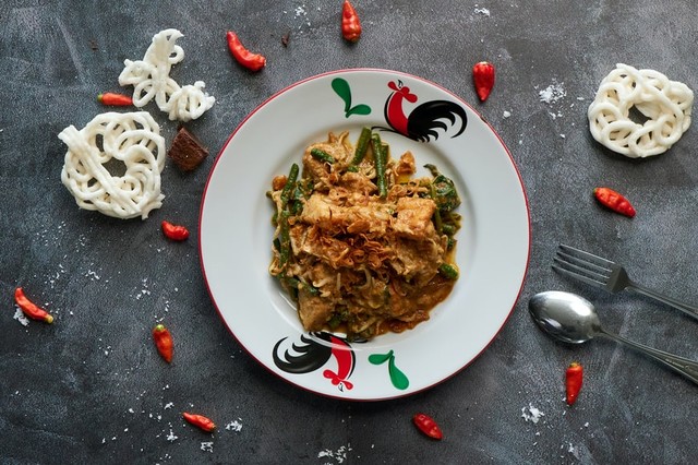 Wajib Coba! Ini 5 Rekomendasi Kuliner Surabaya yang Hits dan Lezat. Foto : Unsplash/ Wherda Arsianto