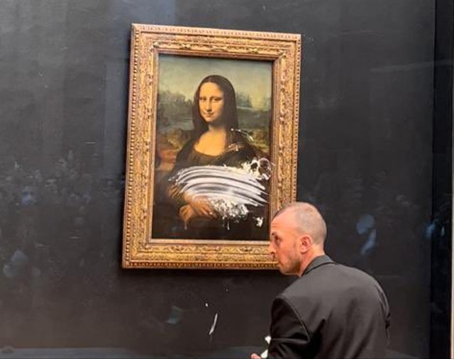 Lukisan Mona Lisa di Museum Louvre yang jadi korban vandalisme. Foto: Twitter @xqTTs