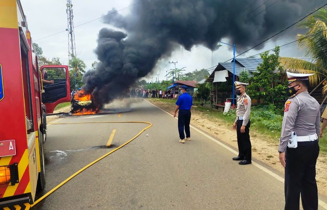 Damkar Konawe saat melakukan proses pemadaman mobil yang terbakar. Foto: Dok Polisi.
