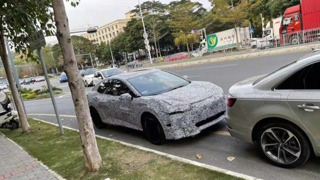 Mobil listrik Toyota bZ sedan diuji jalan di China. Foto: Insideevs