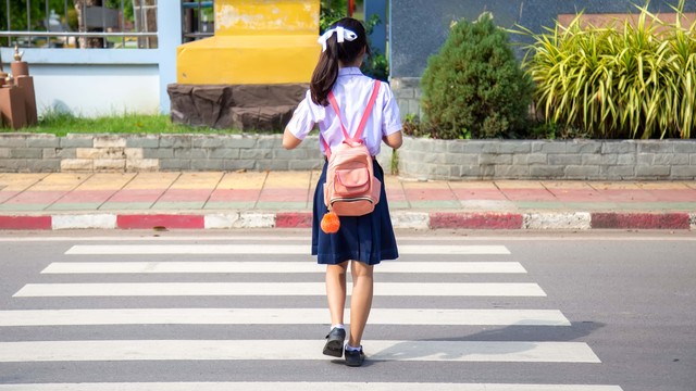 Ilustrasi anak menyeberang jalan. Foto: Witsawat.S/Shutterstock