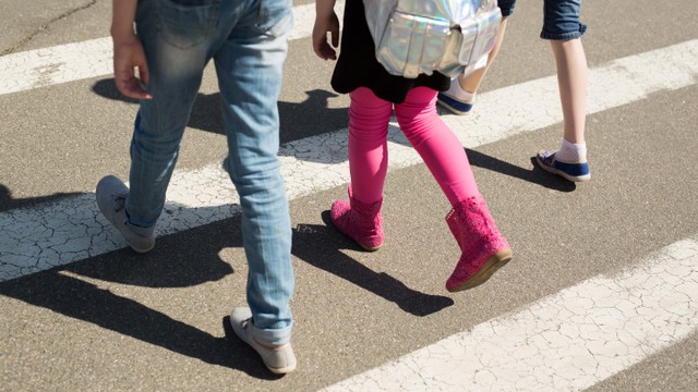 Ilustrasi anak menyeberang jalan. Foto: Studio Peace/Shutterstock