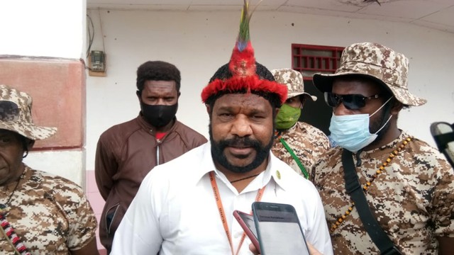 Ketua LMA Provinsi Papua, Lenis Kogoya. (BumiPapua.com/Stefanus Tarsi)