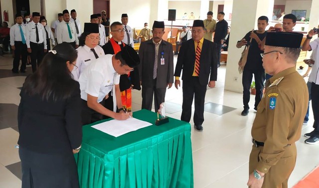Bupati Frans Manery saat melantik sejumlah pejabat esalon II dan III di lingkup Pemerintahan Kabupaten Halmahera Utara. Foto: Istimewa