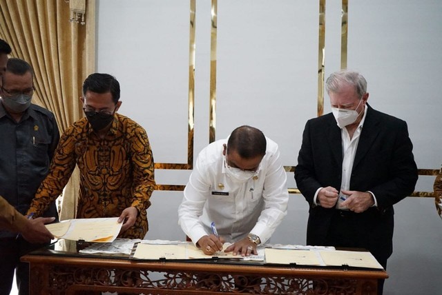 Bupati Karimun, Aunur Rafiq (tengah), melakukan penandatanganan MoU bersama pihak perusahaan konsorsium asal Singapura. Foto: Istimewa
