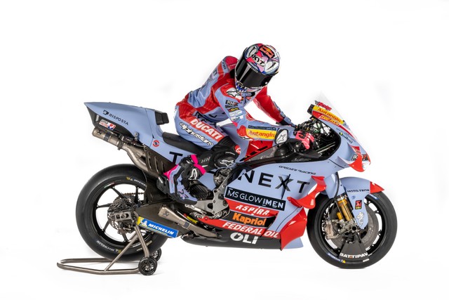 Logo MS Glow For MEN melekat pada motor Ducati dan wearpack pembalap Gresini Racing. Foto: MS Glow.