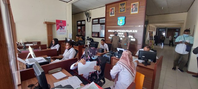 Tampak para pegawai Dinas Kependudukan dan Pencatatan Sipil Kabupaten Sorong tengah sibuk melayani pembuatan kartu indentitas diri.