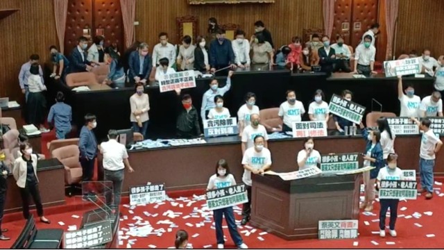 Suasana usai kerusuhan di parlemen Taiwan. Foto: KMT Facebook Livestream