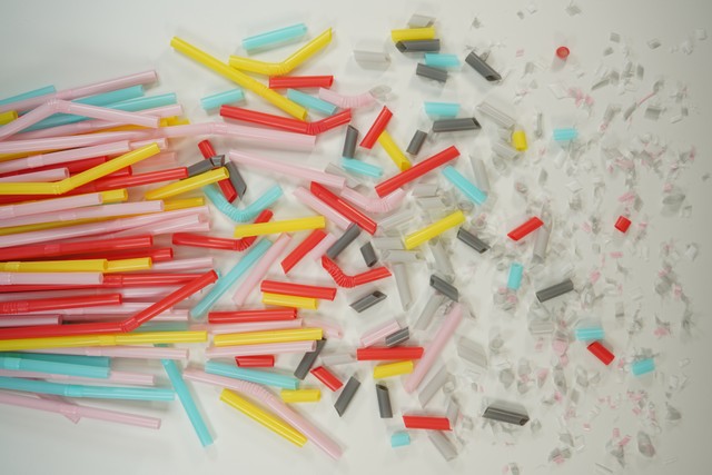 Ilustrasi Mikroplastik Sedotan ( Sumber: https://unsplash.com/photos/NXyXNl5LTqM )