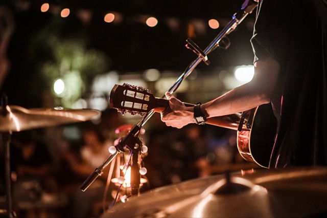 Ilustrasi alat musik yang menggunakan selaput tipis sebagai sumber bunyi. Foto. dok. Nutthaseth Vanchaichana (Unsplahs.com)