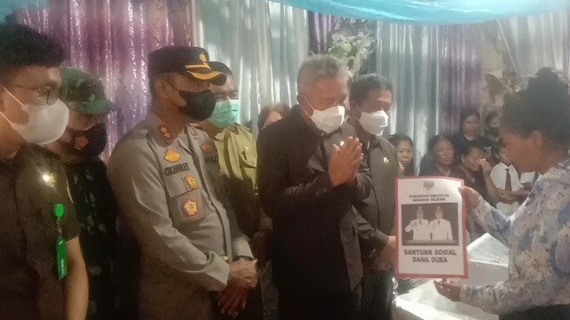 Kapolres Minsel AKBP C. Bambang Harleyanto tampak datang mengunjungi rumah duka bersama Bupati Minsel Franky Wongkar, Wakil Bupati Pdt. Petra Rembang dan pihak Kejaksaan Negeri Minsel