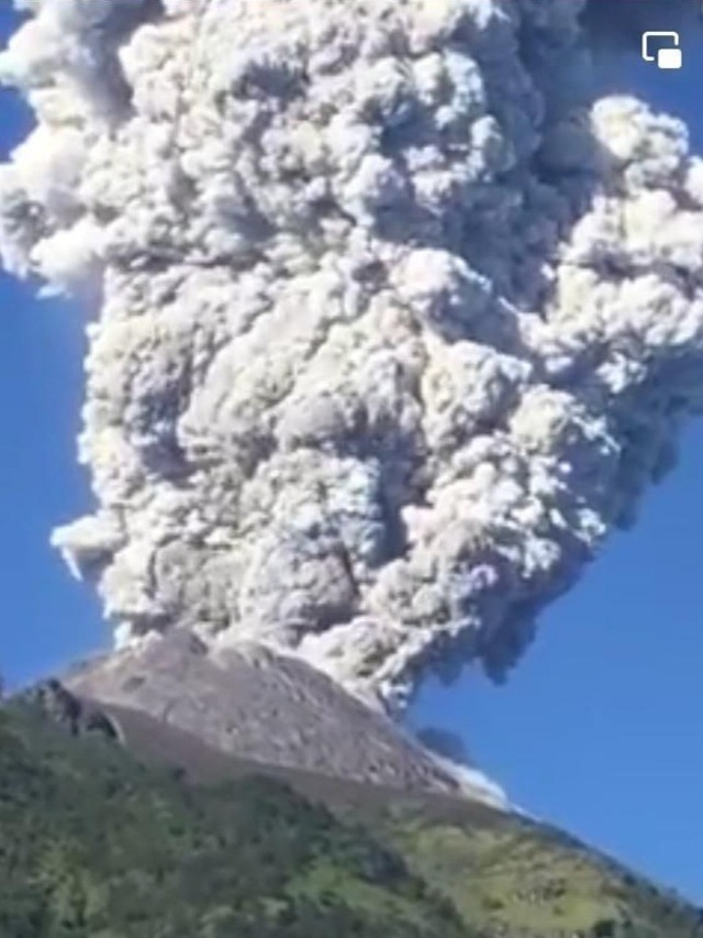 Tangkapan layar postingan media sosial yang sebut Gunung Merapi erupsi besar. Foto: istimewa