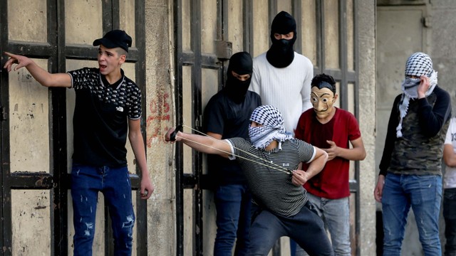 Bentrokan pecah antara warga Palestina dan pasukan Israel saat protes atas ketegangan di Masjid Al-Aqsa Yerusalem di dekat pemukiman Israel Beit El di Tepi Barat yang diduduki Israel, Minggu (29/5). Foto: Mohamad Torokman/Reuters