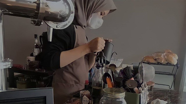 Ulfa sedang membuat kopi di Kafe Nitro Ventura, Bandung, Jawa Barat. Sumber: Instagram.com/_ulfazakia