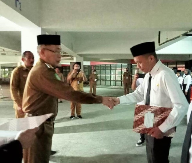 Bupati Halut Frans Manery saat menyerahkan SK kepada 179 CPNS dan 70 P3K. Foto: Istimewa