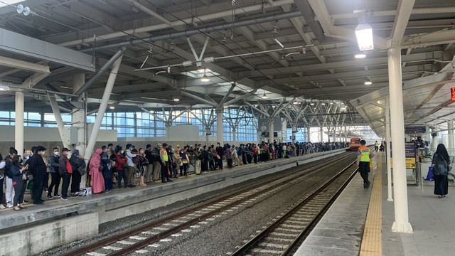 Situasi kepadatan mobilitas penumpang kereta saat jam pulang kerja di Stasiun Manggarai, Senin (30/5/2022). Foto: Nugroho GN/kumparan