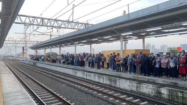 Situasi kepadatan mobilitas penumpang kereta saat jam pulang kerja di Stasiun Manggarai, Senin (30/5/2022).  Foto: Nugroho GN/kumparan