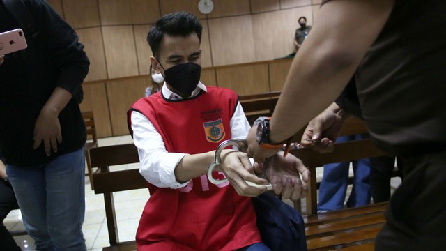 Pegiat media sosial Adam Deni saat sidang tuntutan atas kasus dugaan pengunggahan dokumen tanpa izin di Pengadilan Negeri Jakarta Utara, Senin (30/5/2022). Foto: Agus Apriyanto