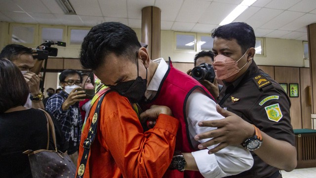 Terdakwa kasus dugaan pelanggaran Undang-Undang (UU) ITE Adam Deni Gearaka (tengah) memeluk orang tuanya usai menjalani sidang pembacaan tuntutan di Pengadilan Negeri Jakarta Utara, Senin (30/5/2022). Foto: Dhemas Reviyanto/ANTARA FOTO
