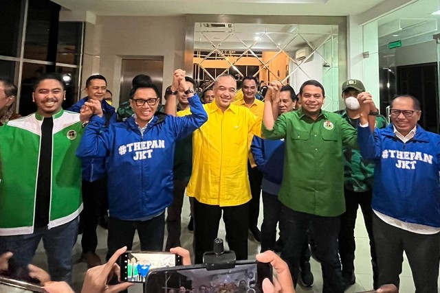 Ketua DPD I Partai Golkar DKI Jakarta Ahmad Zaki Iskandar (tengah), Ketua DPW PAN DKI Jakarta Eko Hendro Purnomo, dan Ketua DPW PPP DKI Farhan Hasan Al-Amri di Graha Komando, Jakarta Timur, Senin (30/5/2022). Foto: Haya Syahira/kumparan