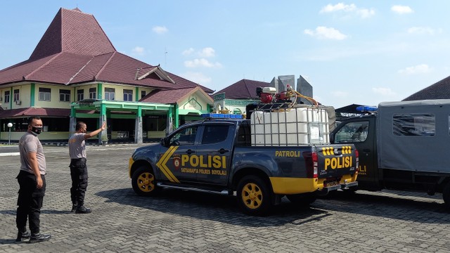 Penyemprotan disinfektan di kompleks Asrama Haji Donohudan, Boyolali, beberapa waktu lalu. FOTO: Agung Santoso