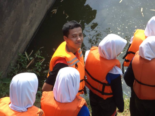 Dosen Spesialis Medikal Bedah "Prima Trisna Aji" ketika melakukan pelatihan penyelamatan korban tenggelam disungai bersama mahasiswa/photo by : @PrimaTrisnaAji On Instagram
