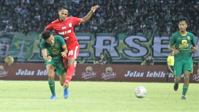 Persis Solo bertanding melawan Persebaya Surabaya dalam laga persahabatan bertajuk Surabaya 729 Game di Stadion Gelora Bung Tomo (GBT) Surabaya, Minggu (22/05/2022). FOTO: Dok Persis Solo